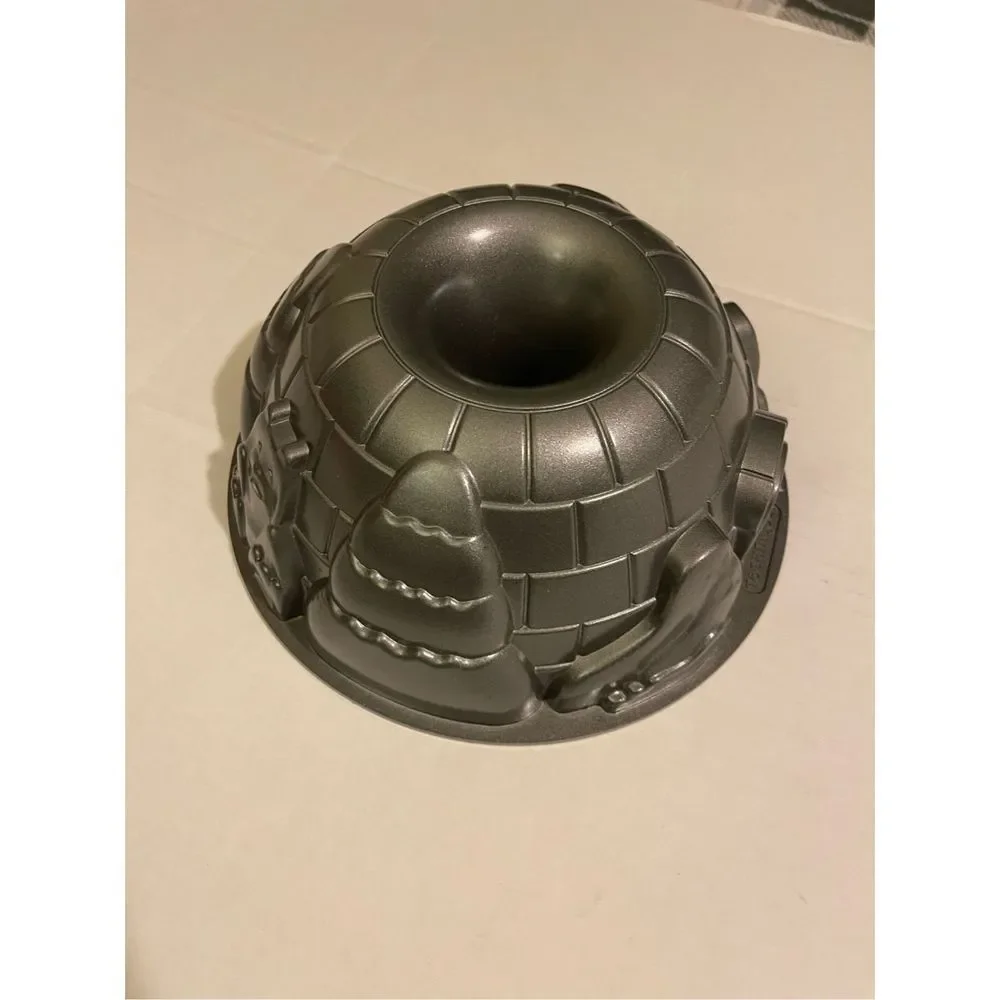 Igloo-Shaped Bundt Cake Pan in Metallic Gray